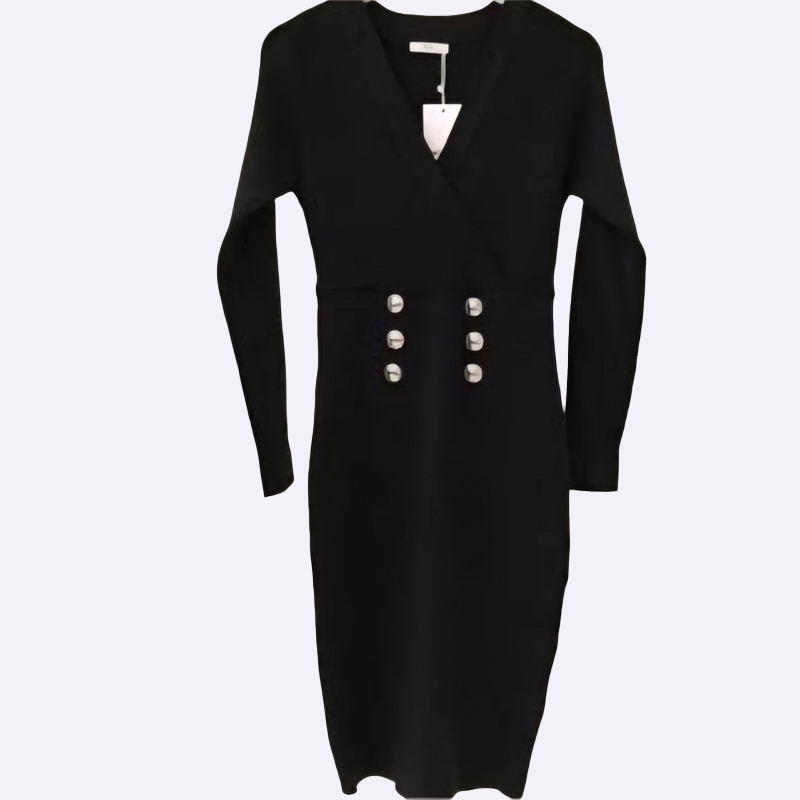 توب محبوك بأزرار بتصميم ملتف