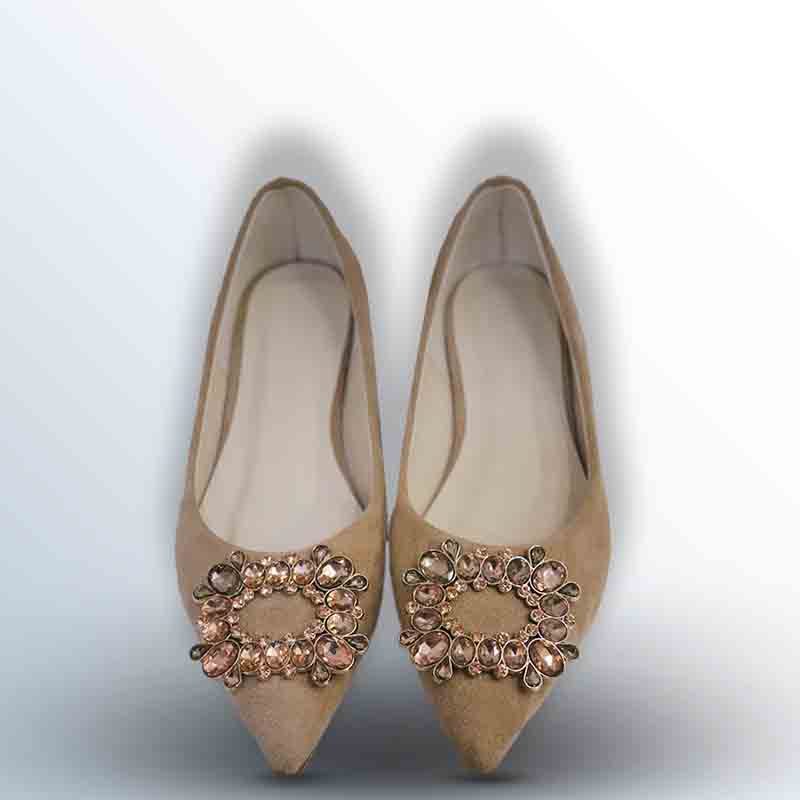 flat pointed-toe pump