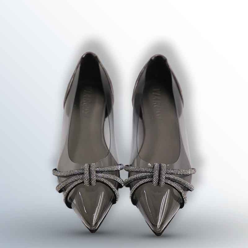 flat pointed-toe pump