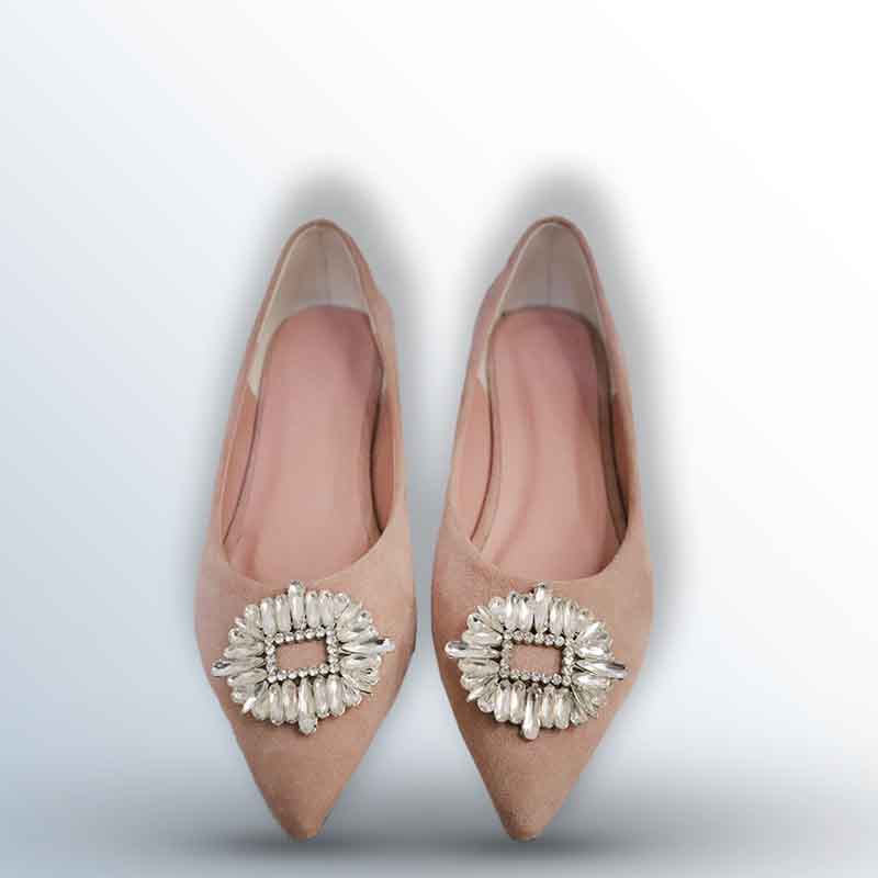 flat pointed-toe pump